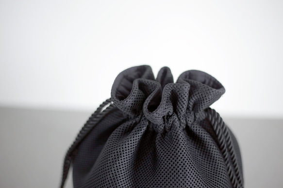 ダブルラッセルメッシュ丸底巾着バッグ　裏地付き　シンプル　ブラック　モード　ユニセックス 2枚目の画像