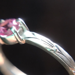 マラヤガーネット　天然石　誕生石　１月　リング　指輪　ラウンド　一点物　金属アレルギー対応　ピンク　手彫り　月桂樹　植物 5枚目の画像