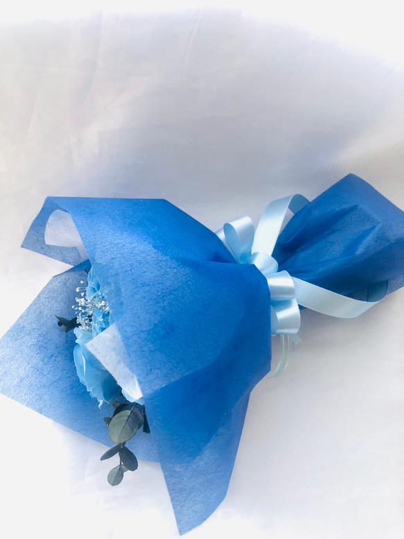 プリザーブドフラワー綺麗な空色のブルーローズ5輪のふんわり花束（花束ラッピング） 3枚目の画像