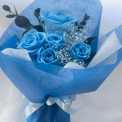 プリザーブドフラワー綺麗な空色のブルーローズ5輪のふんわり花束（花束ラッピング） 1枚目の画像