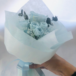 プリザーブドフラワーベビーブルーローズ5輪のふんわり花束（花束ラッピング） 4枚目の画像