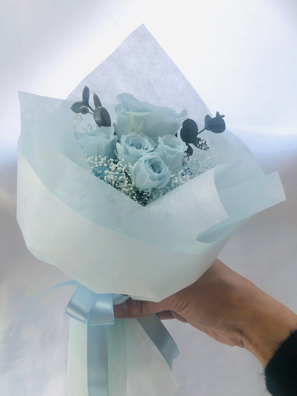 プリザーブドフラワーベビーブルーローズ5輪のふんわり花束（花束ラッピング） 4枚目の画像