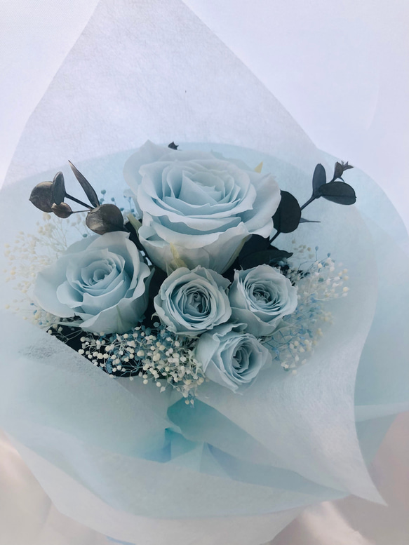 プリザーブドフラワーベビーブルーローズ5輪のふんわり花束（花束ラッピング） 7枚目の画像
