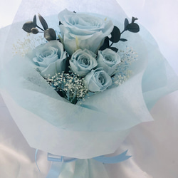 プリザーブドフラワーベビーブルーローズ5輪のふんわり花束（花束ラッピング） 1枚目の画像