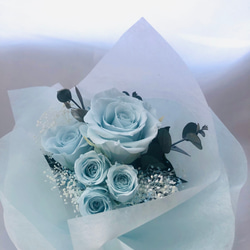 プリザーブドフラワーベビーブルーローズ5輪のふんわり花束（花束ラッピング） 2枚目の画像