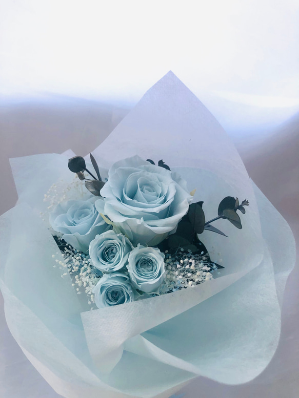 プリザーブドフラワーベビーブルーローズ5輪のふんわり花束（花束ラッピング） 2枚目の画像