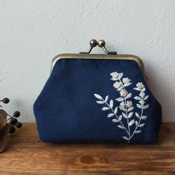 刺繍がま口ポーチバッグ　青色のローズ　ハンドメイド 受注販売品】がま口ポーチ 刺繍 【コデマリ】藍色✧︎会津木綿