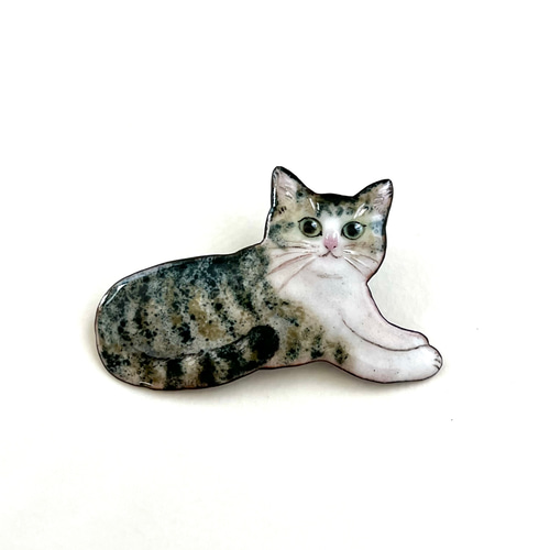 しっぽう焼き サバ白猫さんのブローチ ブローチ mamemamesha