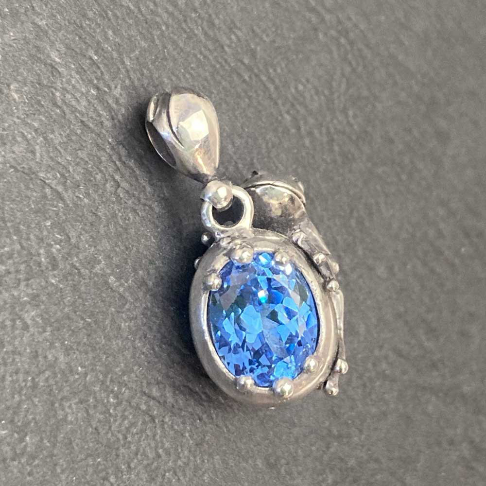 花の蕾にしがみつくカエル「花とカエル」