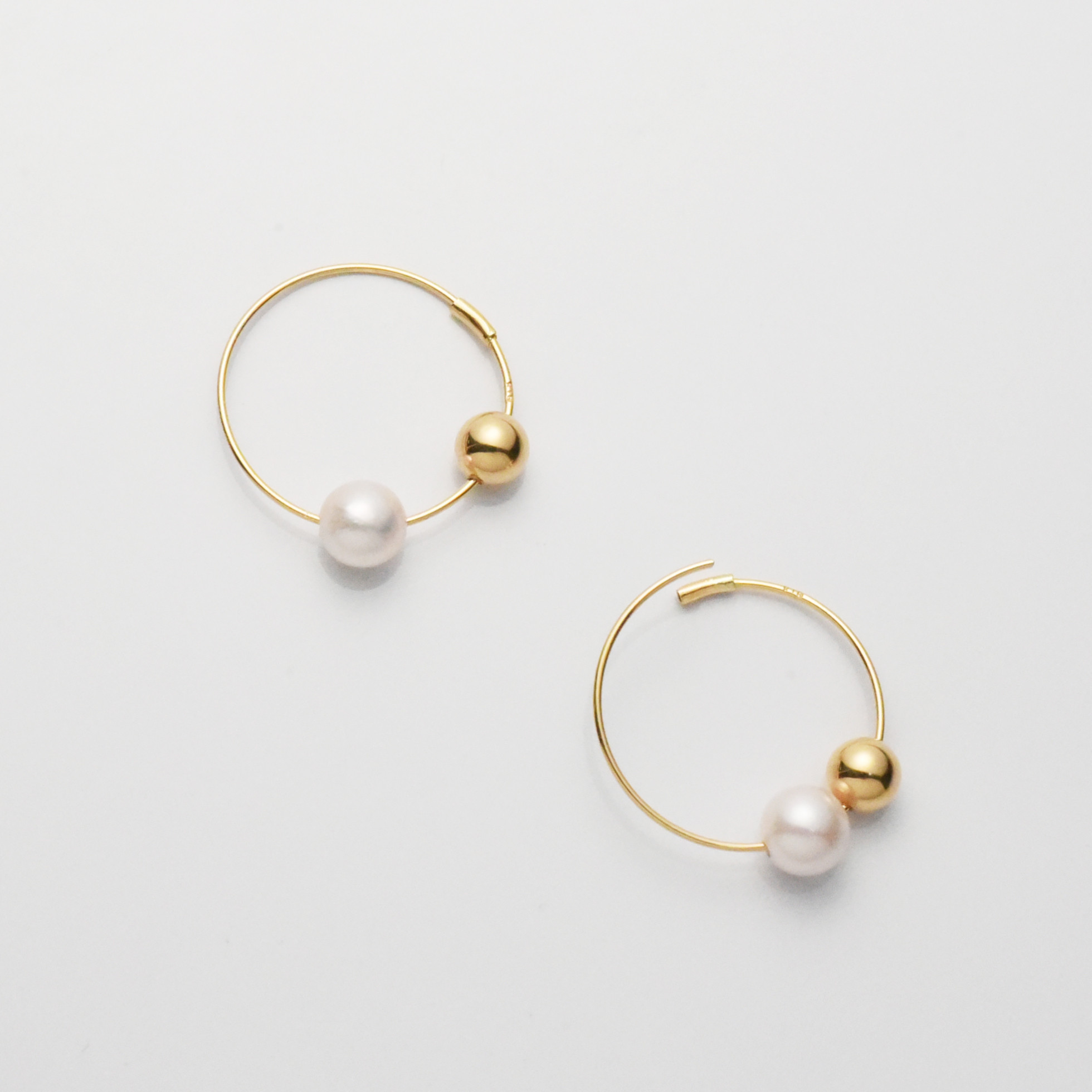 K18YGボール4mm×アコヤベビーパール4.5-5mm デュエット フープピアス 15mm
