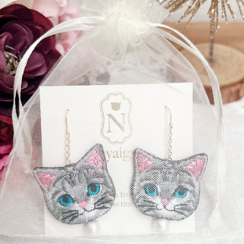 両耳猫さん刺繍とコットンパールのピアスandイヤリング ピアス（フック