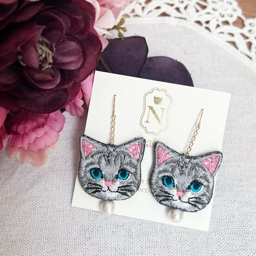 両耳猫さん刺繍とコットンパールのピアスandイヤリング ピアス（フック