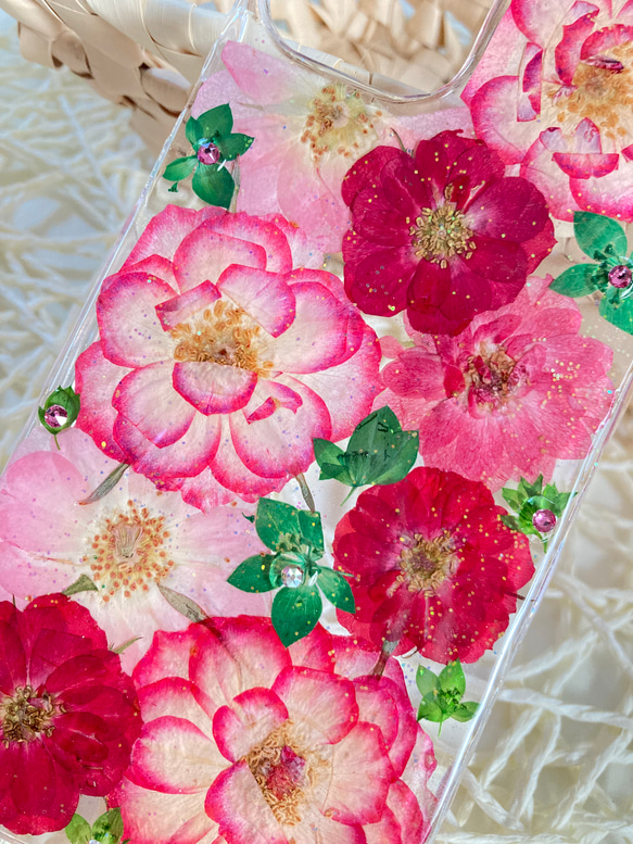 ピンクのバラの敷き詰めデザイン押し花スマホケース　iphone/GALAXY/AQUOS/xperia/pixel 6枚目の画像