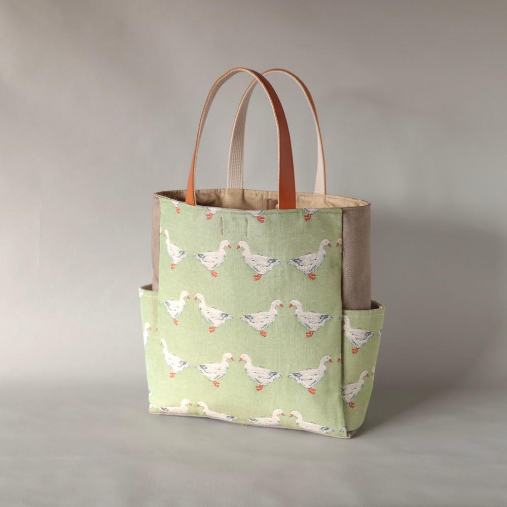 ハロー！あひる柄　インポートファブリック　サイドポケット　トートバッグ　サイドカーキ色