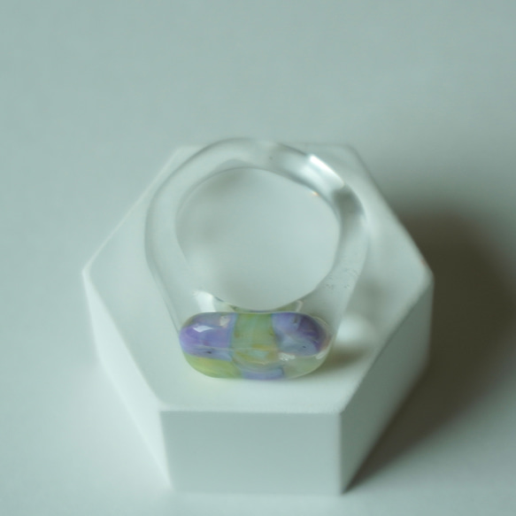 パッチワーク　紫　グリーン　黄緑　四角　ニュアンス　リング　ガラスリング　ガラスアート　ガラスアクセサリー　指輪 2枚目の画像