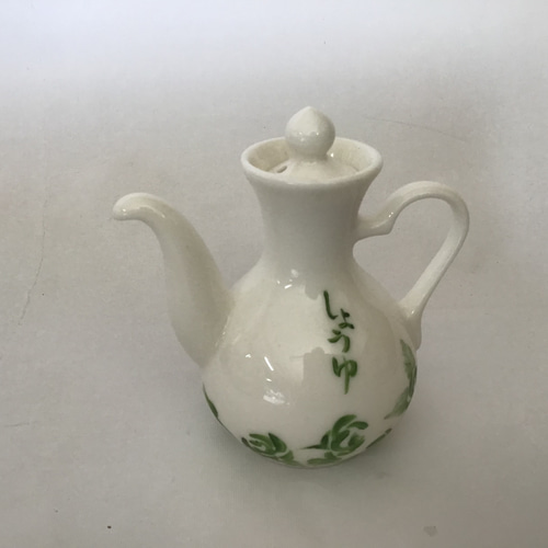 陶器でできた醤油入れ