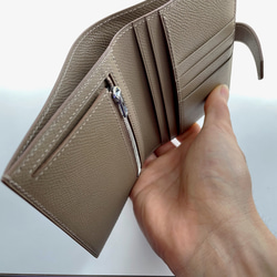 【SALE】ベルト付き二つ折り財布　コンパクト財布　 ヴォー・エプソン／エトゥープ 4枚目の画像