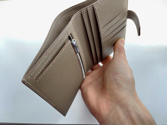 【SALE】ベルト付き二つ折り財布　コンパクト財布　 ヴォー・エプソン／エトゥープ 4枚目の画像