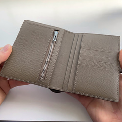 【SALE】ベルト付き二つ折り財布　コンパクト財布　 ヴォー・エプソン／エトゥープ 5枚目の画像