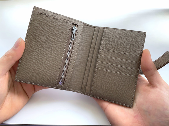 【SALE】ベルト付き二つ折り財布　コンパクト財布　 ヴォー・エプソン／エトゥープ 1枚目の画像