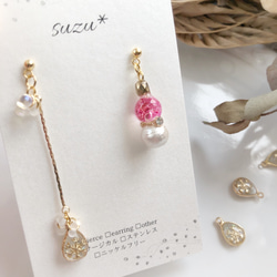 snowman 雪だるまと雪の結晶 ピンク アシメントリー 揺れるピアス