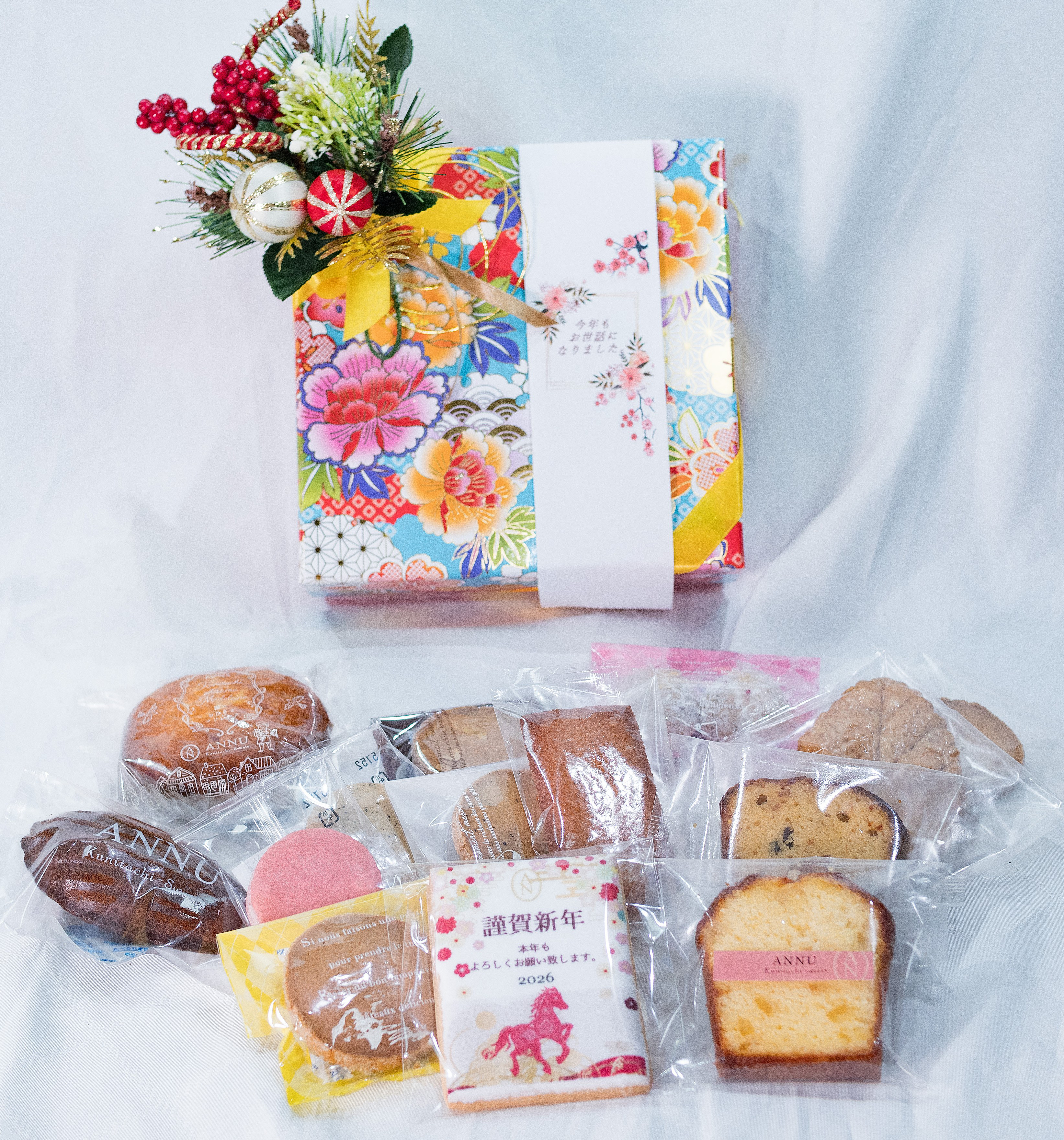 お歳暮　お年賀　お重焼菓子ギフト上　パティシエ歴23年熟練シェフの作る焼菓子　選べるメッセージクッキー