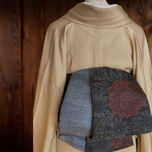 以正宗大島紬和西陣織春亞紡製成的成人平子腰帶、成人平子腰帶和半寬腰帶。 第1張的照片