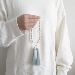 【女性用/主玉8mm】貝パールとパステルカラーの数珠・略式念珠/正絹藍白房 5枚目の画像