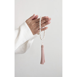 【女性用/主玉8mm】貝パールとパステルカラーの数珠・略式念珠/正絹灰桜房 6枚目の画像