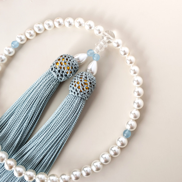 【女性用/主玉6mm】小粒貝パールとパステルカラーの数珠・略式念珠/正絹藍白房 3枚目の画像