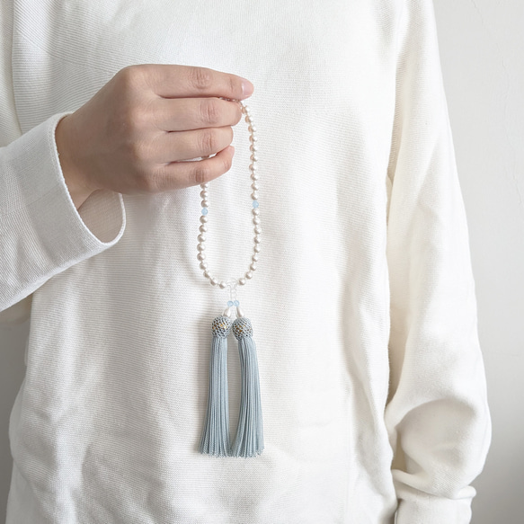 【女性用/主玉6mm】小粒貝パールとパステルカラーの数珠・略式念珠/正絹藍白房 5枚目の画像