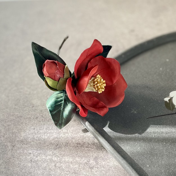 お気に入り 布花髪飾りにも使える2way椿のコサージュ 布花 コサージュ 赤 フラワー・リース