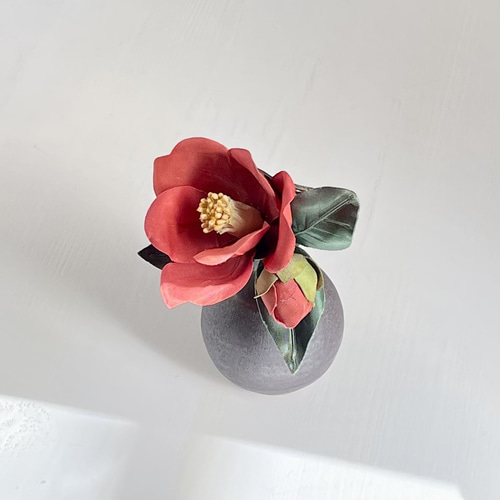 布花髪飾りにも使える2way椿のコサージュ 赤 コサージュ 布花工房