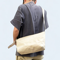 簡約永恆的防水尼龍 KONBU 單肩包 DRIFTER-S：米色 &lt;按訂單生產&gt; 第2張的照片
