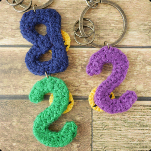 ニコちゃんのアルファベットキーホルダー キーリング 手編みのお