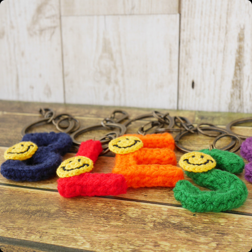 ニコちゃんのアルファベットキーホルダー キーリング 手編みのお店