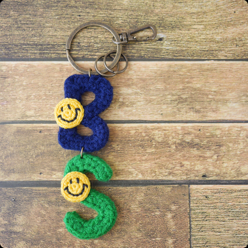 ニコちゃんのアルファベットキーホルダー キーリング 手編みのお