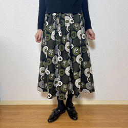 北欧　可愛い　ギャザースカート　花柄　カーキ　カジュアル厚め生地 2枚目の画像