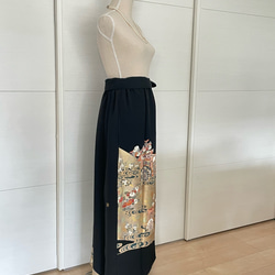 黒留袖リメイク 御所車と花々　ロングスカート　正絹　フリーサイズ  大きなサイズ 4枚目の画像