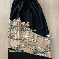 黒留袖リメイク 御所車と花々　ロングスカート　正絹　フリーサイズ  大きなサイズ 6枚目の画像