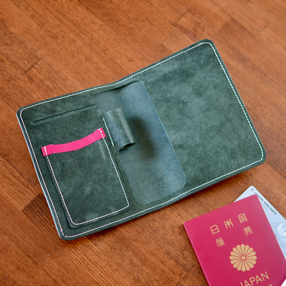 旅の相棒　本革イタリアンレザーのパスポートケース　モスグリーン　カードホルダー、ペンホルダー 4枚目の画像