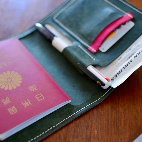 旅の相棒　本革イタリアンレザーのパスポートケース　モスグリーン　カードホルダー、ペンホルダー 2枚目の画像