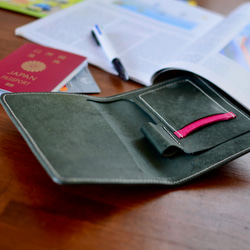 旅の相棒　本革イタリアンレザーのパスポートケース　モスグリーン　カードホルダー、ペンホルダー 5枚目の画像