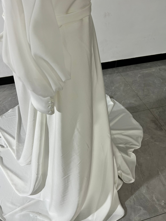 優雅婚紗 V 領白色長袖拖尾婚禮/招待會 第5張的照片