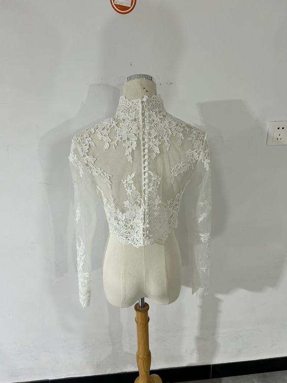 大人気上昇!ウエディングドレス 可憐な花刺繍のトップス ハイネック　ボレロ　長袖　ブラウス 結婚式 2枚目の画像