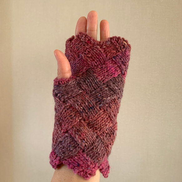 手編みニット手袋　指なし　ハンドウォーマー　アームウォーマー ボルドーピンクMIX　バスケット編み　女性用 4枚目の画像