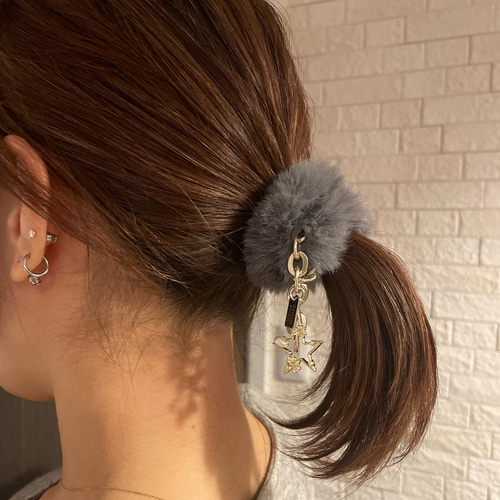 ファーシュシュ チャーム付き シュシュ fiorelloselect 通販 16937306