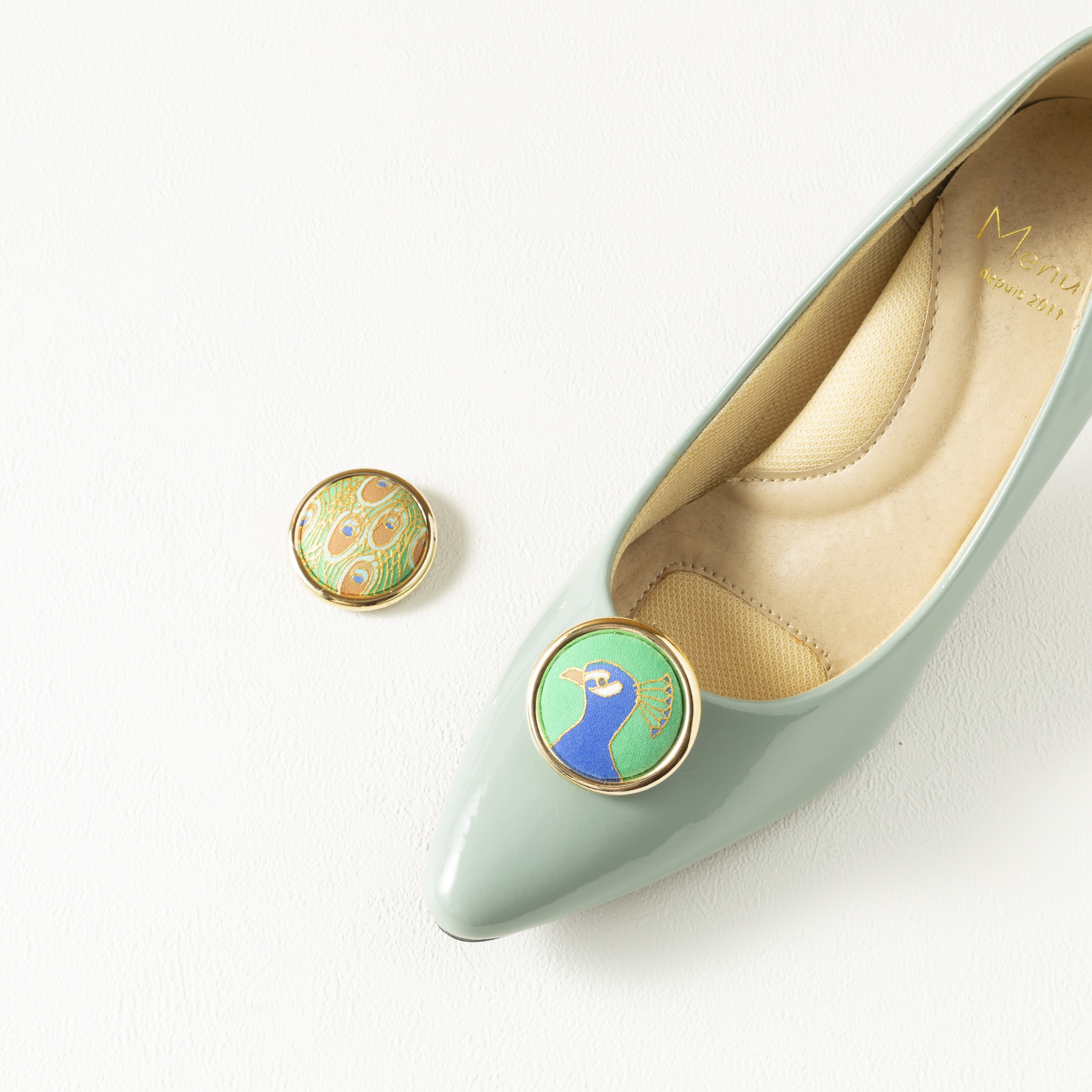 コラボ作品　着物を染める技術　手描友禅染で描いたシューズクリップ　孔雀