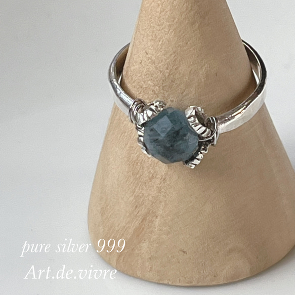 深い青が美しく銀を纏う「3月の誕生石ディープブルーアクアマリンの純銀リング」 3枚目の画像