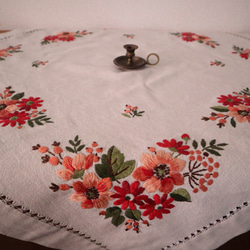 フランスの手仕事/華やかな赤・コーラルオレンジ色のお花の手刺繍とヘムステッチ テーブルクロス(ヴィンテージ　リネン) 7枚目の画像